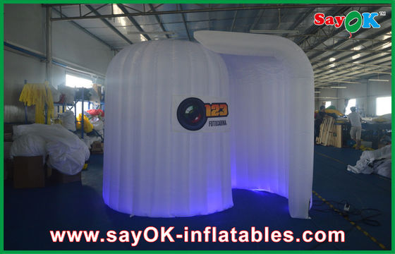 광고 부스는 로고와 핑크색 부풀게할 수 있는 조명 / 위딩 부풀게할 수 있는 부스를 드러냅니다