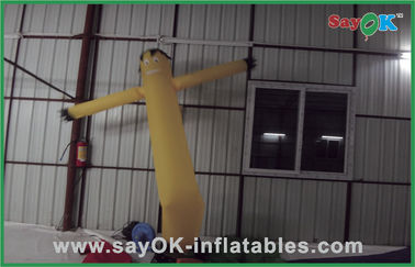 부풀게할 수 있는 바람 댄서는 750w 송풍기로 광고를 내기 위한 작은 부풀게할 수 있는 공기 댄서를 노랗게 합니다