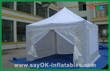 루프 톱 텐트 거래는 광고를 위한 옥스퍼드 직물과 야외 접힌 텐트를 보여줍니다