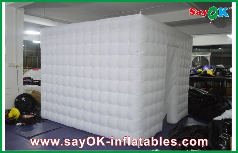 부풀게할 수 있는 사진 부스는 한 문 로고 프린팅과 매력적 부풀게할 수 있는 사진 부스 LED 라이트를 고용합니다